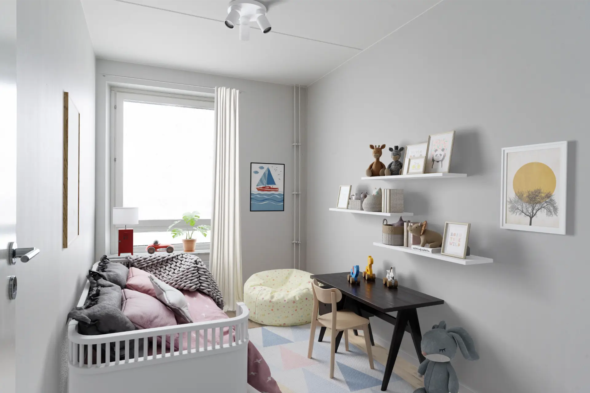 Ett mysigt barnsovrum med en vit spjälsäng, väggmonterade hyllor med leksaker och böcker, ett litet bord och stolar och färgglada inredningsföremål, inklusive en livlig matta och väggkonst.